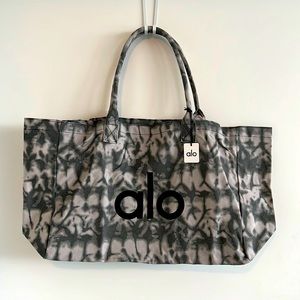alo yoga gray tie-dye tote NWT